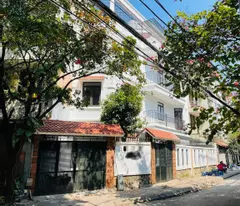Nên xin và lưu từ 5 – 10 số điện thoại của một vài bạn bè đồng nghiệp hoặc anh chị lớn tuổi để kết