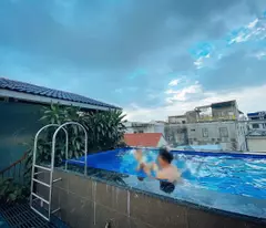 12tr/tháng. Cho thuê nhà kiệt ô tô Phan Chu Trinh gần cầu An Cựu. Có bể bơi