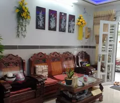 Ngay Emart 1 - Hẻm thông 3m - DT 4.5x10m - 2T đúc - SHR