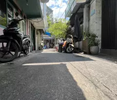 Mặt tiền hẻm Bến Vân Đồn- Hẻm trứớc nhà 4m Ngang 4 x 5 trệt lầu nhà C4 
hơn 1 tỷ Q4
