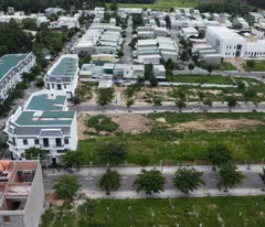 Bán Đất nền : chỉ 𝟏.8 𝐭ỷ. -Nhà phố xây sẵn: 𝟐.4 tỷ  1 trệt 1 lững 1 lầu 
- Diện tích đa dạng: