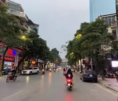 Bán nhà gần Hồ Linh Đàm chỉ hơn 5 tỷ .DT 40m2 ô tô đỗ .