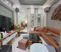 Bán nhà gần Hồ Linh Đàm chỉ hơn 5 tỷ .DT 40m2 ô tô đỗ .