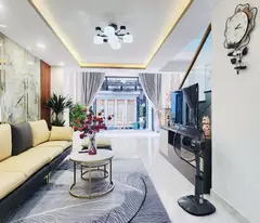 Ngay Trường THCS Nguyễn Trãi - HXH 7 chỗ - (4.5 x 10)m - BTCT 5 Tầng