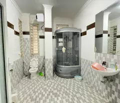 Mặt đường Nguyễn Công Trứ xây 5 tầng  vị trí đẹp gần Hồ Sen , đang kinh doanh ra dòng tiền .