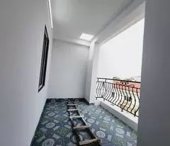 Bán nhà Di Trạch, diện tích 30m2, 5 tầng, oto 4 chỗ đỗ cửa, ngõ thông thoáng, giá 3.x tỷ