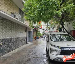 Sát mặt tiền hẻm xe hơi Q4
Ngang 6 Dài 3,65m 
Đúc bê tông 4 tấm 

HƠN 2,7 TỶ Q4
