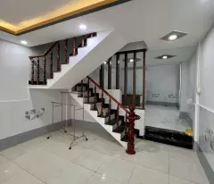 3.25 TỶ- NHÀ 2 TẦNG SÁT BÊN HÔNG CHỢ HÓC MÔN - HẺM XE HƠI- ĐANG CHO THUÊ 5TR/TH