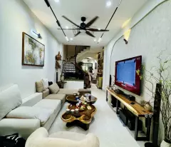 SIÊU HIẾM LÂM DU LONG  BIÊN  
NHÀ ĐẸP NHƯ KHÁCH SẠN 5*- 
Ô TÔ TRÁNH 30 M THOÁNG TRƯỚC SAU CHỦ TẶNG