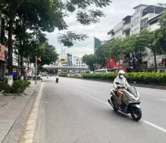 bán nhà mặt phố Nguyễn Văn Cừ, 135m, mặt tiển 5.5m, vỉa hè 7m, chính chủ, full thổ cư