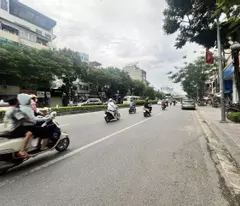bán nhà mặt phố Nguyễn Văn Cừ, 135m, mặt tiển 5.5m, vỉa hè 7m, chính chủ, full thổ cư