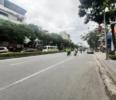bán nhà mặt phố Nguyễn Văn Cừ, 135m, mặt tiển 5.5m, vỉa hè 7m, chính chủ, full thổ cư
