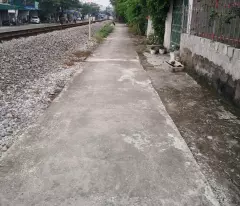 Mảnh đất đối diện số 676 Văn Cao qua đường tầu. Đường gom rộng 3m, ô tô vào tận nhà.