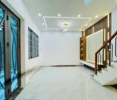 Mặt tiền rộng rãi, cách phố chỉ 30m - Nhà 6 phòng ngủ, mỗi phòng đều có ban công và thiết kế nở