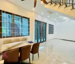 Mặt tiền rộng rãi, cách phố chỉ 30m - Nhà 6 phòng ngủ, mỗi phòng đều có ban công và thiết kế nở