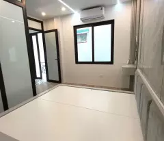Mặt tiền rộng rãi, cách phố chỉ 30m - Nhà 6 phòng ngủ, mỗi phòng đều có ban công và thiết kế nở