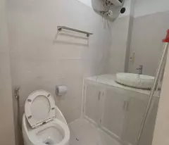 Mặt tiền rộng rãi, cách phố chỉ 30m - Nhà 6 phòng ngủ, mỗi phòng đều có ban công và thiết kế nở