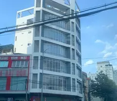 Tòa nhà đa năng 6 tầng và 1 sân thượng vị trí đẹp góc đường Yersin DT 110m²