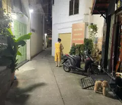 NHÀ CŨ CÓ THỂ TIỆN XÂY MỚI ĐƯỜNG NGÔ GIA TỰ CÁCH 5 CĂN RA MẶT TIỀN - NHÀ GIÁ TỐT - HẺM THÔNG .