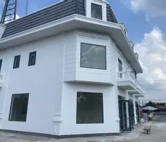 Nhà 1 trệt 1 lầu mới xây xong mặt tiền QL1A thuận tiện kinh doanh