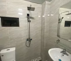 Ngôi nhà tọa lạc tại trung tâm Ngọc Thụy, Long Biên, gần đường 40m, nằm trong khu vực xung quanh