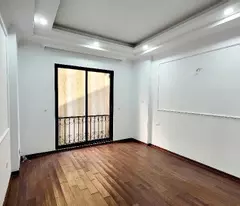Ngôi nhà tọa lạc tại trung tâm Ngọc Thụy, Long Biên, gần đường 40m, nằm trong khu vực xung quanh