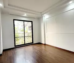 Ngôi nhà tọa lạc tại trung tâm Ngọc Thụy, Long Biên, gần đường 40m, nằm trong khu vực xung quanh