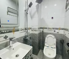 CẦN BÁN GẤP NHÀ CẢM HỘI - LÒ ĐÚC 
DT- 45m2 , MT 9m , 4T . OTO ĐỖ VÀI BƯỚC CHÂN . KDOANH SẦM UẤT .