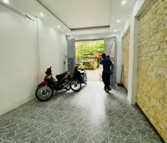 Bán nhà Lạc Long Quân, ngõ Ô Tô nhỏ vào nhà, 5 phút ra Hồ Tây 37m2 5 tầng 8,15 tỷ