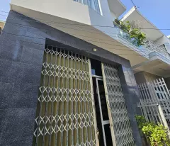Bán Nhà Trung Tâm thành phố, đường Phương Sài, hẻm xe máy giá 1.7 tỷ.