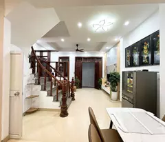 Nhà mình bán gần ngay cạnh sân bóng Ngõ Trại Cá, 200 mét ra chợ Đồng Tâm