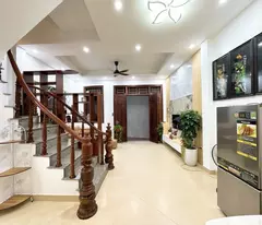 Nhà mình bán gần ngay cạnh sân bóng Ngõ Trại Cá, 200 mét ra chợ Đồng Tâm