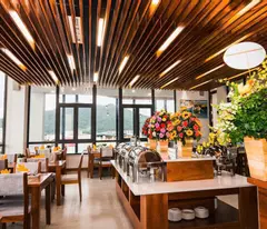 Bán gấp khách sạn 3 sao phố Bùi Thị Xuân . DT 123m2 MT 5.1m. 13T .Dòng tiền 10tỷ/năm.Gía 82 tỷ