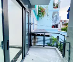 Sát mặt tiền Q4 
Ngang 3 Dài 11 m2 
ĐÚC XÂY MỚI 5 TẤM 
4 tỷ