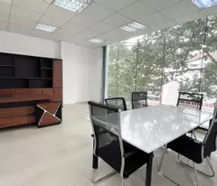 Cho thuê văn phòng sàn 110m2 view kính tặng nội thất như hình siêu hot trung tâm Quận 3