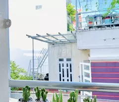 Cho thuê tầng 2, ban công + cửa sổ view xịn 32m2
