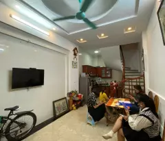 NGÕ CHỢ KHÂM THIÊN, SÁT HỒ BA MẪU, 5 TẦNG DÂN XÂY CÒN RẤT ĐẸP