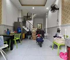 Sát mặt tiền Q4 
Ngang 3.2 Dài 12 m nở hậu 3.6m
2 TẤM CÓ 4 TỶ