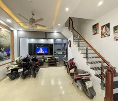 BÁN NHÀ 5 TẦNG CẦU GIẤY 40M2, Ô TÔ 7 CHỖ ĐỖ CỬA. 7,2 TỶ