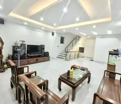 OAI NHẤT NGÕ! Nhà trên mặt ngõ phố Việt Hưng, cả dãy mỗi nhà mình mặt tiền 5m có gara ô tô, 52m2,