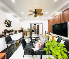 Phòng khách ngày Tết của bạn thực sự ấn tượng! Bán nhà Nguyễn Sơn, gara, thang máy, 60m2, 12.8 tỷ