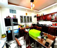 Gấp bán nhà Nguyễn Ngọc Vũ, Cầu Giấy diện tích 42m2, mặt tiền 4.5m, ngõ to gần phố.