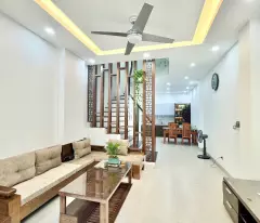 Kẹt tiền nên chính chủ bán nhà Nguyễn Văn Cừ, gần trường tiểu học Gia Thuỵ, ô tô qua, 47m2, 10.7 tỷ