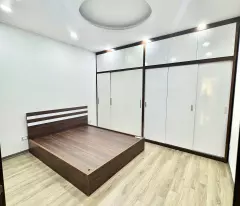 Kẹt tiền nên chính chủ bán nhà Nguyễn Văn Cừ, gần trường tiểu học Gia Thuỵ, ô tô qua, 47m2, 10.7 tỷ