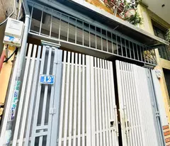 Bán nhà Lạc Long Quân, DT56m2, 4 tầng, 4P. ngủ, ôtô qua cổng nhà, cách 1 nhà ra ôtô tránh đỗ, vài