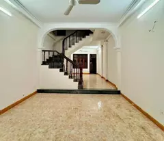 Bán nhà dân xây Ngọc Lâm,Long Biên tổng sàn 200m2 ô tô đỗ cổng 9.6 tỷ
