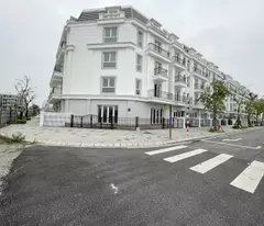 Bán căn góc 105,7m2 Shophouse Eurowindown, mặt đường Ban Tím rộng 17m - View hồ quảng trường