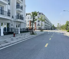 Bán căn góc 105,7m2 Shophouse Eurowindown, mặt đường Ban Tím rộng 17m - View hồ quảng trường