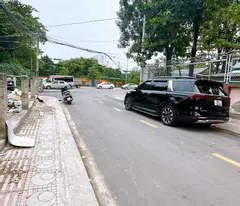 Sát mặt đường xe hơi 
Nhà Ngang 4.6 Dài 5.7 đúc 2 tấm hơn 2 tỷ