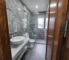 BÁN NHÀ Ở TẾT NGUYỄN VĂN CỪ, NGỌC LÂM, LONG BIÊN. ÔTÔ TRÁNH, THANG MÁY, NGÕ THÔNG. 43M2*7T, 13.8 TỶ